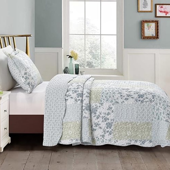 Brilliant Sunshine Multi Blue and Beige Floral Patchwork 2 pc Twin Quilt Set NIP - Picture 2 of 9